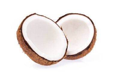 Eski kırık parçalar halinde ve beyaz arka plan üzerinde yığılmış organik hindistan cevizi meyve hindistancevizi brown