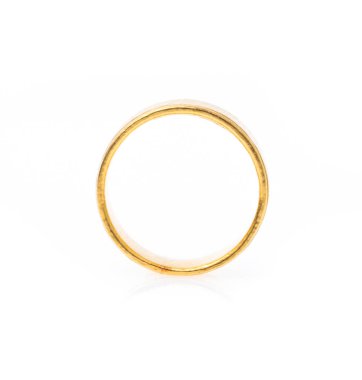 Altın yüzük beyaz arkaplanda izole edildi