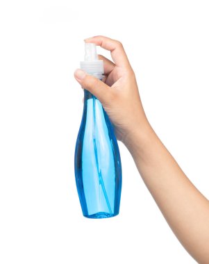 Beyaz arka plan üzerinde izole plastik sisli sprey şişe tutan el