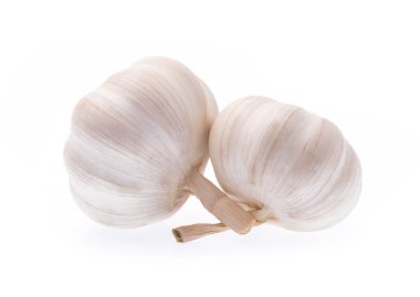 Beyaz arkaplanda sarımsak izole edilmiş.