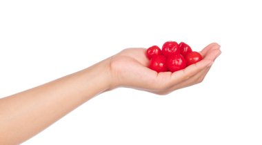 El ele tutuşan kiraz, beyaz bir arka planda izole edilmiş.