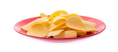 Beyaz arkaplanda izole edilmiş tabakta patates cipsi