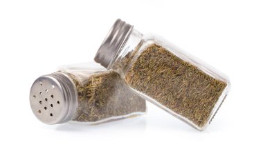 Beyaz arka planda izole edilmiş kekik çeşnisi şişesi.