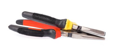 Beyaz arka planda izole edilmiş yeni bir pense çifti..