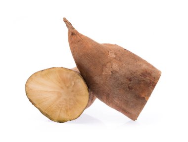 Beyaz arka planda izole edilmiş taze patates dilimi.