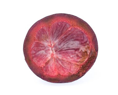 Beyaz arkaplanda izole edilmiş Mangosen kesimi