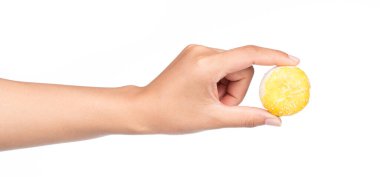 Beyaz arkaplanda Mochi Sweets 'in elini tutmak