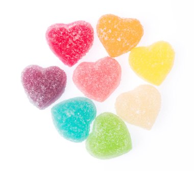 Renkli kalp şekilli jöleler beyaz arkaplanda izole edilmiş