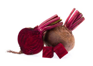 Beyaz arka plan üzerinde izole kırmızı pancar dilim.