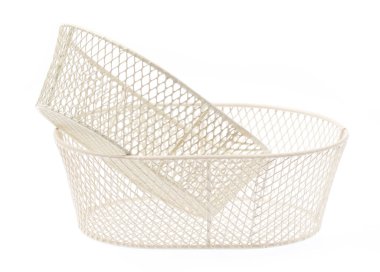 Boş sepet beyaz arkaplanda izole edildi