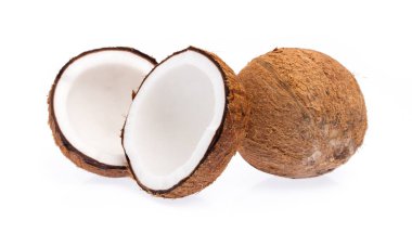 Eski kırık parçalar halinde ve beyaz arka plan üzerinde yığılmış organik hindistan cevizi meyve hindistancevizi brown