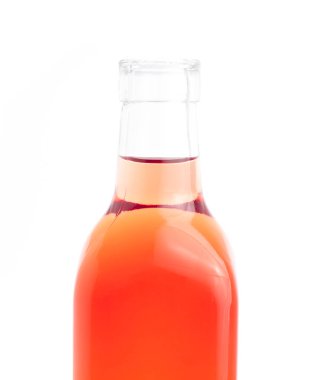 Beyaz arka planda izole edilmiş şarap şişesi