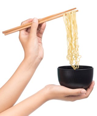 Çin vermicelli yemek çubukları ve beyaz arka planda izole edilmiş kase.