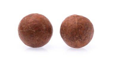 Macadamia fındığı beyaz arkaplanda izole edildi.