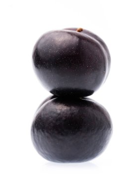 Beyaz arkaplanda koyu erik