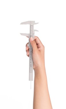 Beyaz arka plan üzerinde izole Kaliper aracı tutan han