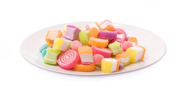 Beyaz arka planda izole edilmiş bir tabakta jöle tatlısı