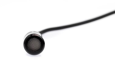 araç mikrofon yakası veya lavalier beyaz arkaplan üzerinde izole