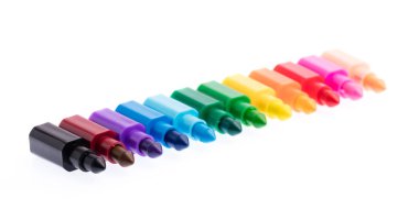 Beyaz arka plan üzerinde izole renkli boya kalemi