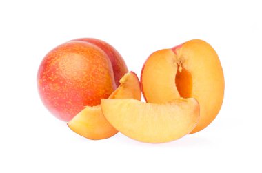 Beyaz arkaplanda izole edilmiş olgun yakut erik meyvesi