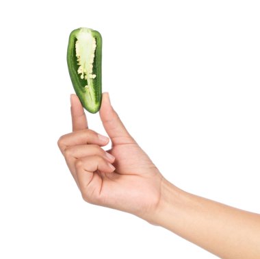 El ele tutuşup beyaz arka planda izole edilmiş acı biber dilimi.