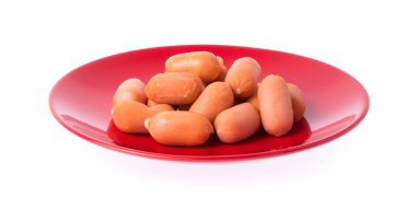 Sosis, peynir, kahvaltı beyaz arka planda izole edilmiş kırmızı tabakta.