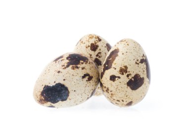 Beyaz arka planda izole edilmiş bıldırcın yumurtaları