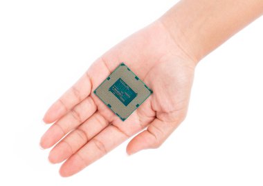 Beyaz arkaplanda elle tutulan Cpu bilgisayarı izole edildi