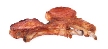 Beyaz arka planda ızgara domuz pirzolası.