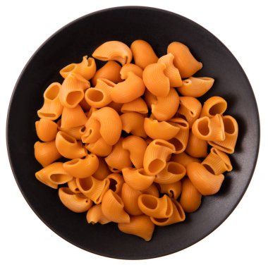 Beyaz arkaplanda izole edilmiş siyah makarna yemeği