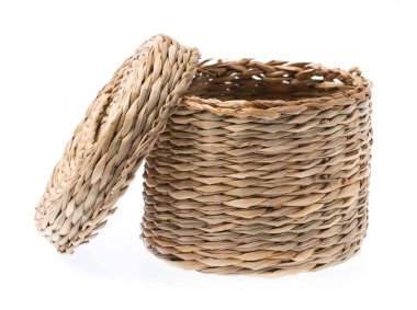 Boş hasır sepet beyaz arkaplanda izole edildi