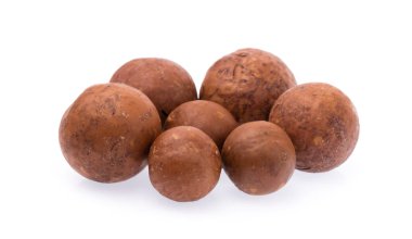 Macadamia fındığı beyaz arkaplanda izole edildi.