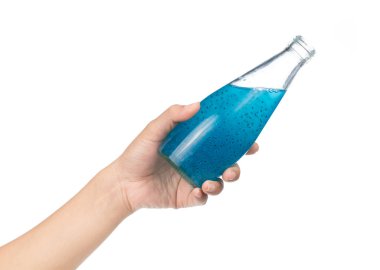 Beyaz arka planda izole edilmiş cam şişelerde el ele tutuşan Basil Tohum İçeceği