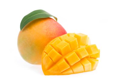 Beyaz arkaplanda yaprak izole edilmiş mango dilimi