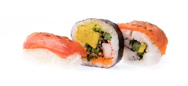 izole üzerinde beyaz arka plan geleneksel taze Japon suşi rulo