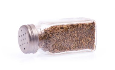 Beyaz arka planda izole edilmiş bir şişe dereotu tohumu.