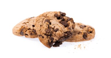 Beyaz arka planda izole edilmiş ev yapımı çikolatalı bisküviler.