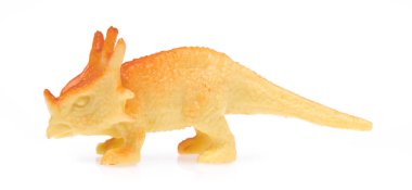 Plastikten yapılmış triceratops. Beyaz arka planda izole edilmiş dinozor oyuncağı