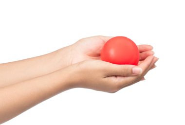 Beyaz arkaplanda el ele tutuşan plastik top