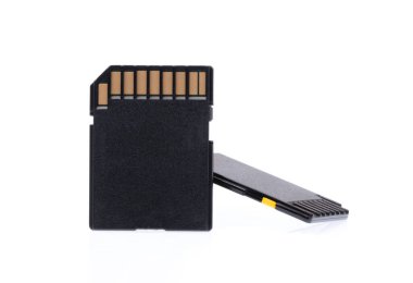 beyaz arka plan üzerinde izole siyah sd bellek kartı