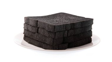 beyaz arkaplanda izole edilmiş tabakta kömür ekmeği