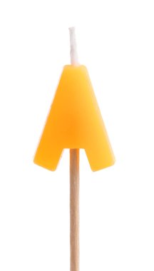 Beyaz arkaplanda izole edilmiş doğum günü mumları alfabesi