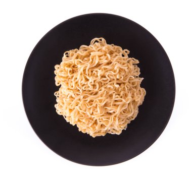 Beyaz arka planda izole edilmiş yemek üzerinde anlık erişteden pişirilmiş.