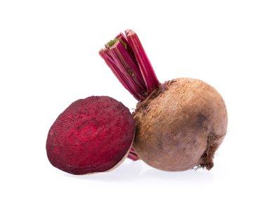 Beyaz arka plan üzerinde izole kırmızı pancar dilim