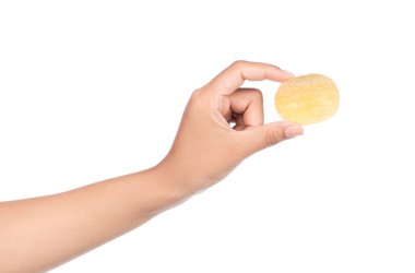 El ele tutuşan patates cipsleri beyaz arkaplanda izole edilmiş.