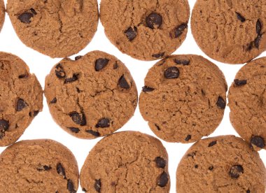 Beyaz arkaplanda izole edilmiş çikolatalı kurabiye