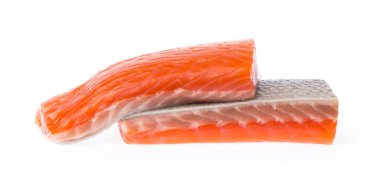 Beyaz arka plan üzerinde izole somon steak kırmızı balık