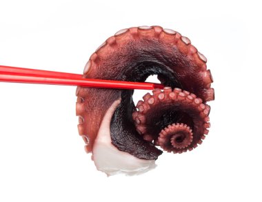 Elle yemek çubukları, beyaz arka planda izole edilmiş ahtapot dokunaçları.