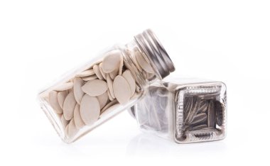 Beyaz arka planda izole edilmiş balkabağı çekirdekleri ve güneş tohumu.