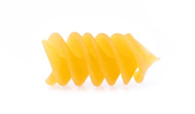 Beyaz arka planda izole edilmiş İtalyan makarnası